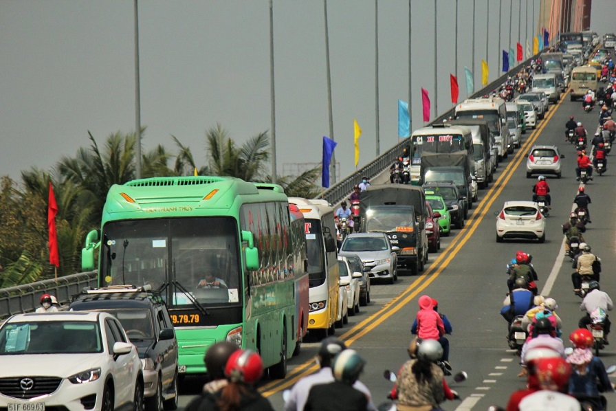 Severe congestion frustrates travelers at major bridge in Vietnam’s Mekong Delta