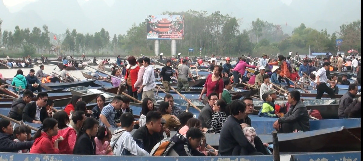 Pilgrims cram Huong Pagoda in Hanoi ahead of famous Buddhist festival