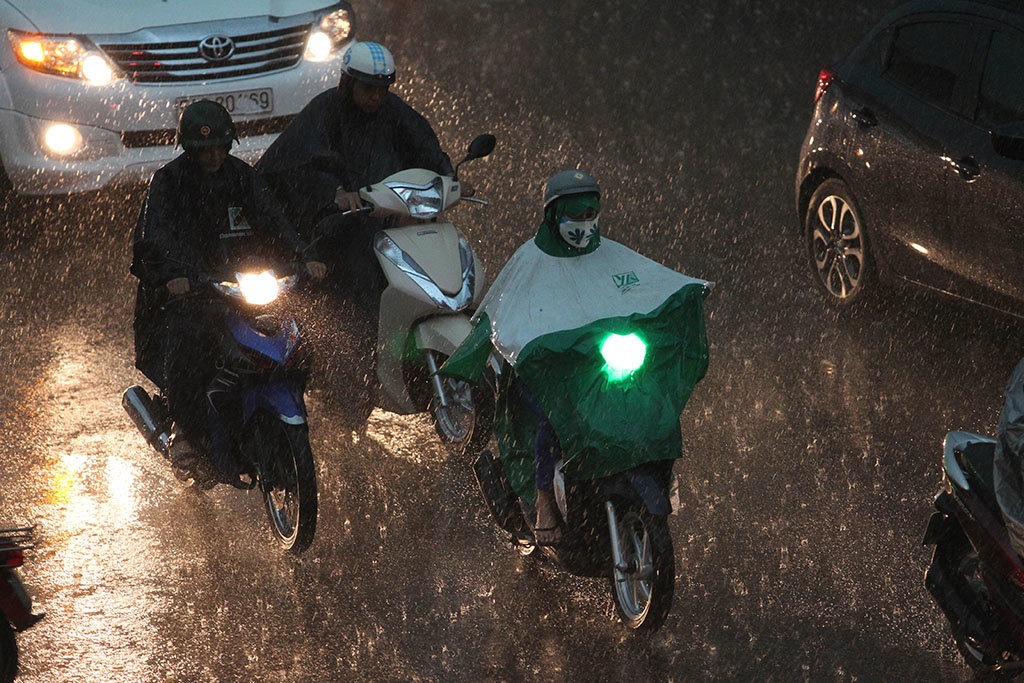 Heavy downpour wallops Ho Chi Minh City amid dry season