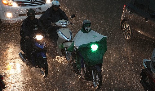 Heavy downpour wallops Ho Chi Minh City amid dry season