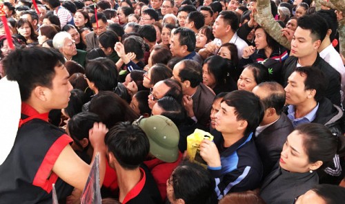 In Vietnam, people jostle in milling crowds to get ‘king seal’ for luck