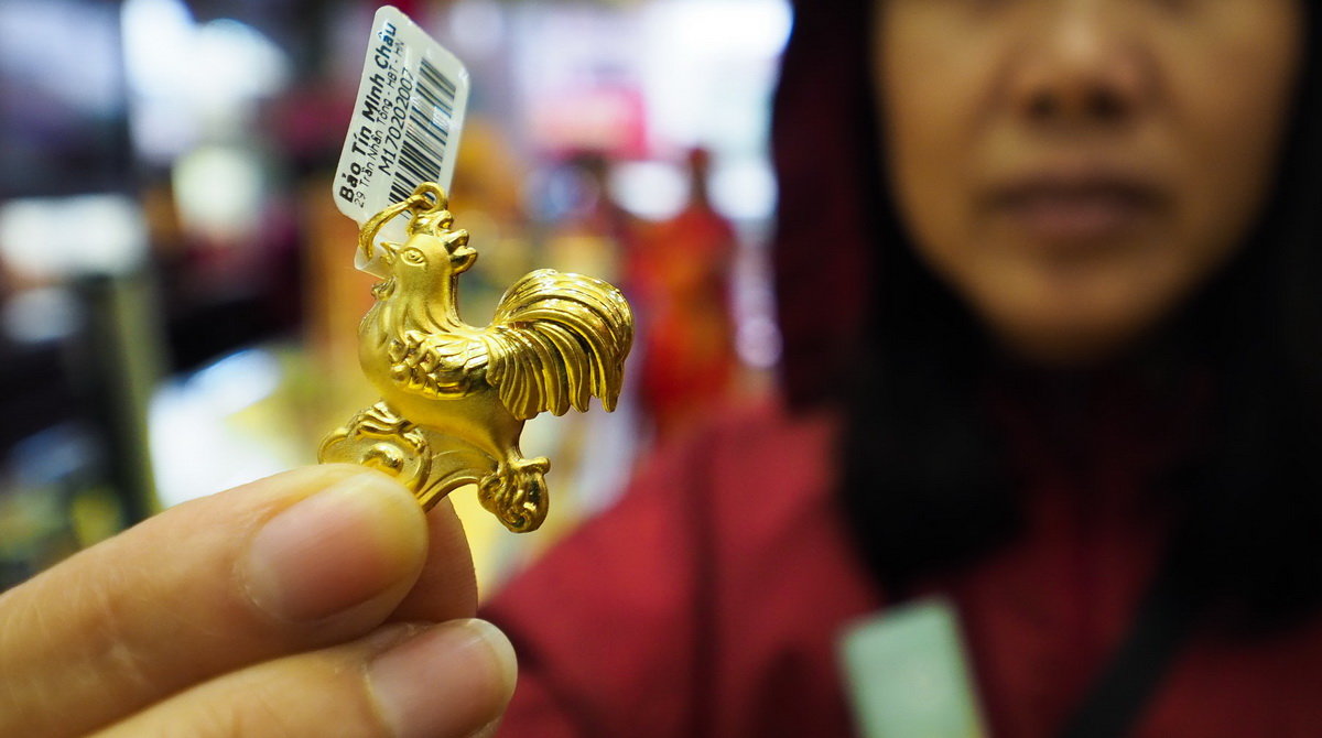 Superstitious Vietnamese gold buyers swallow bitter pill on God of Wealth’s Day