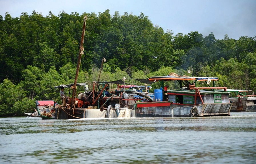 Dredging in southern Vietnam river leads to serious pollution
