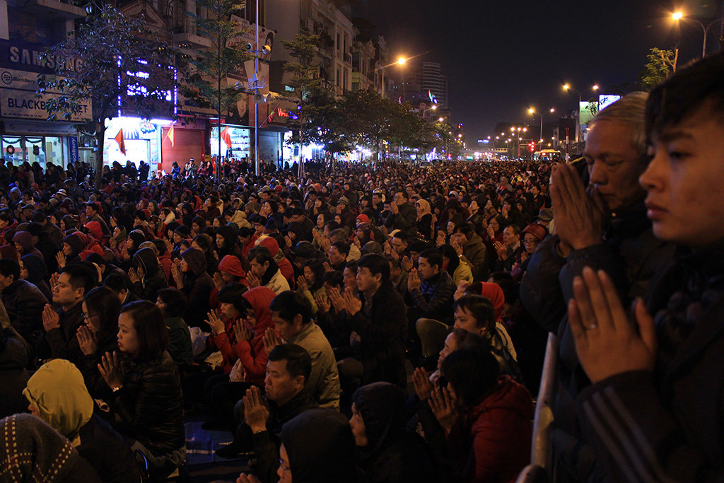 Hanoi traffic blocked as prayers fill street for full-moon ritual