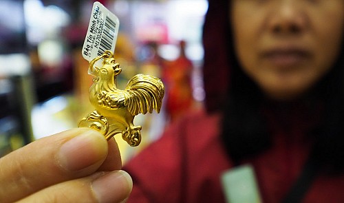 Superstitious Vietnamese gold buyers swallow bitter pill on God of Wealth’s Day
