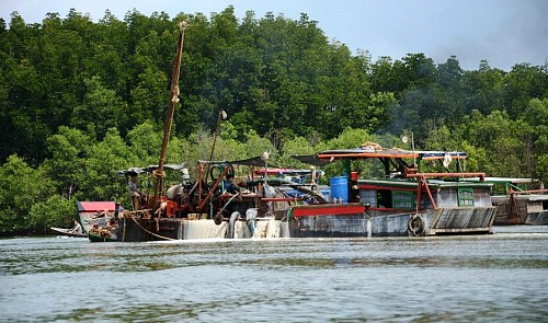 Dredging in southern Vietnam river leads to serious pollution