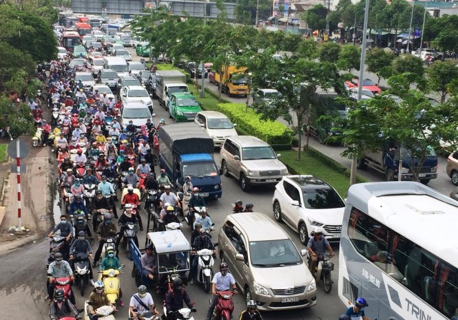 Ho Chi Minh City considers encouraging residents to walk to work