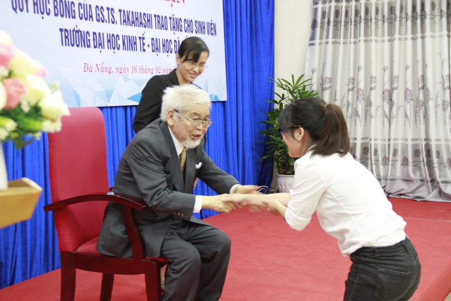 Japanese professor sets up scholarship fund for Vietnamese students