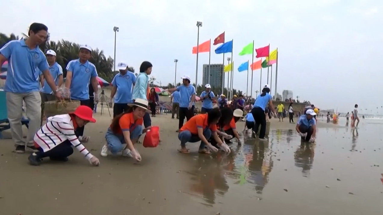 1,000 join beach clean-up in Vung Tau
