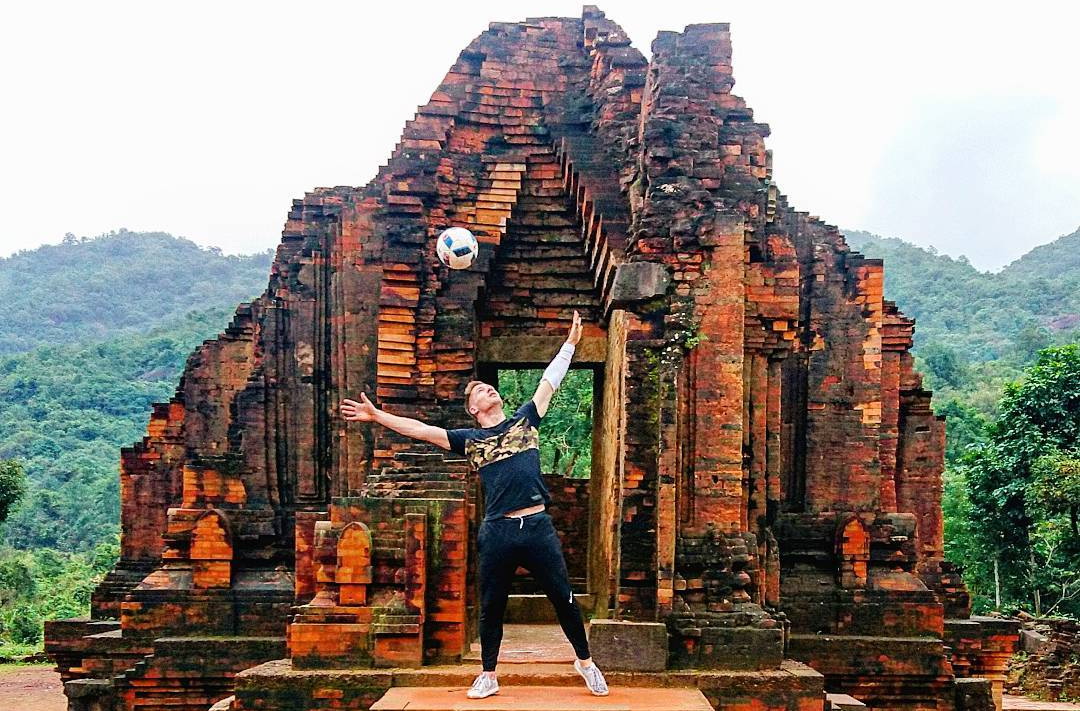 Freestyle football champion Andrew Henderson mesmerizes Vietnamese fans