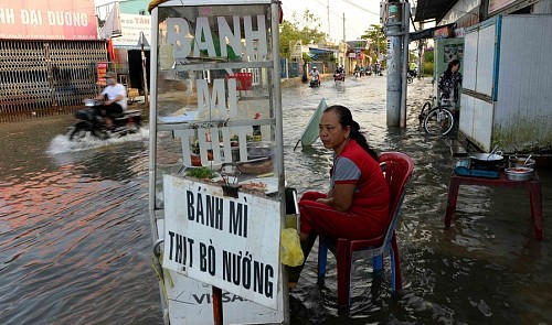 High tide floods Ho Chi Minh City suburb