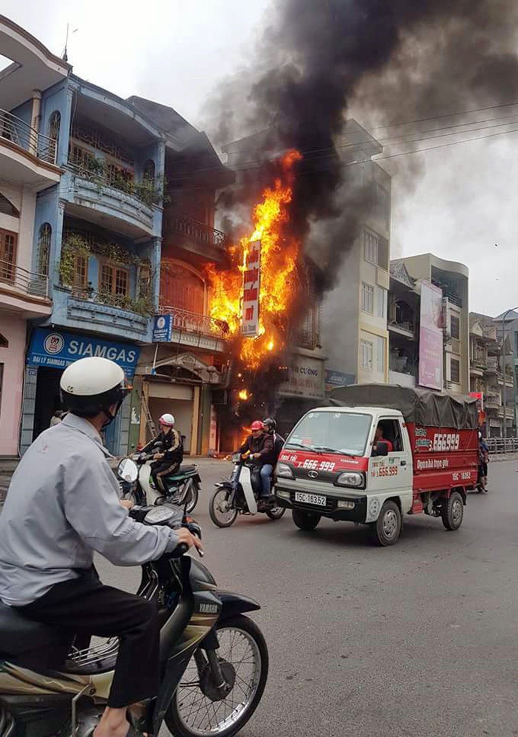 Fire devours beauty salon in northern Vietnam
