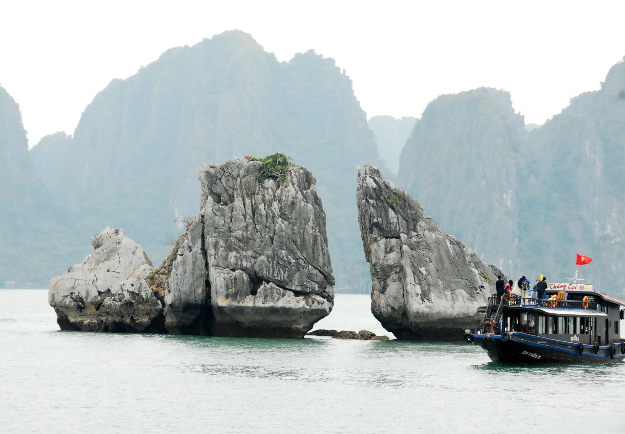Tourist boat damaged by underwater objects in Ha Long Bay