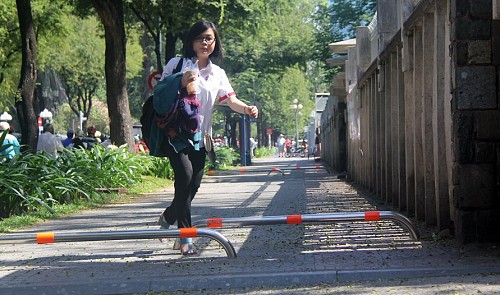 Anti-motorbike sidewalk barriers stir debate in Ho Chi Minh City