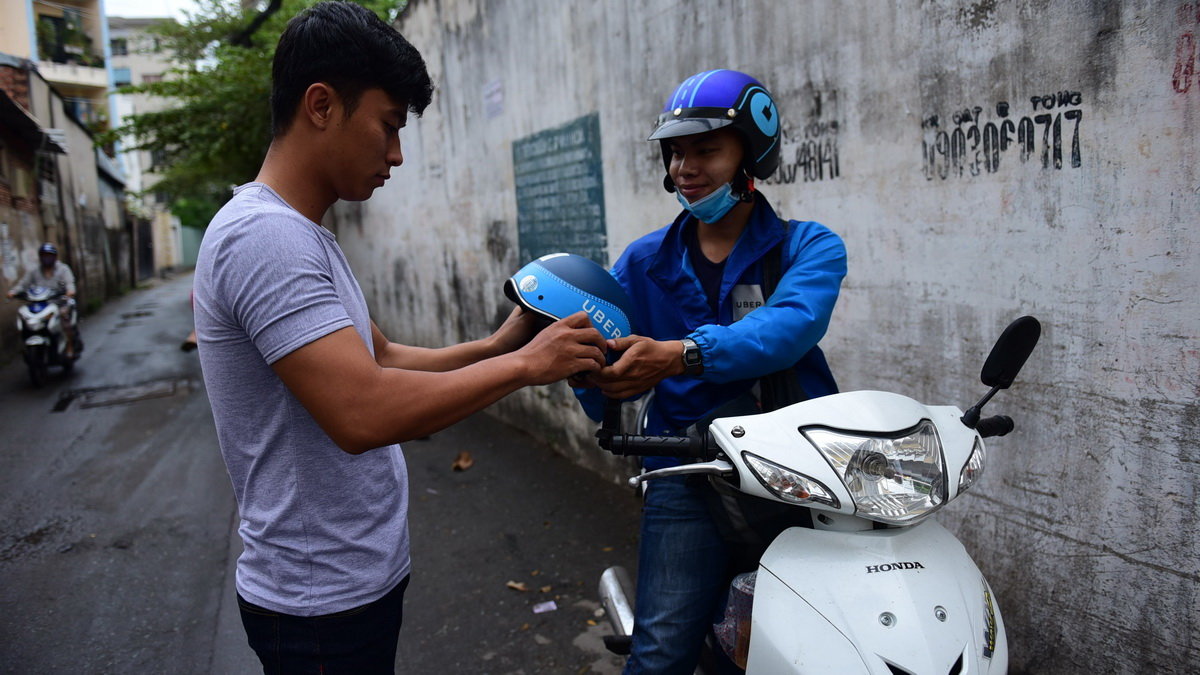 In Vietnam, Uber drivers whine about firm’s unfair division of revenue