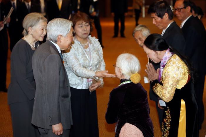 Japanese emperor meets former soldiers' families in Vietnam