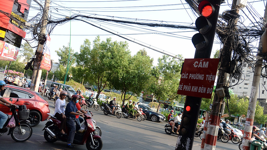Make Vietnam traffic great again: Don’t turn right at red lights
