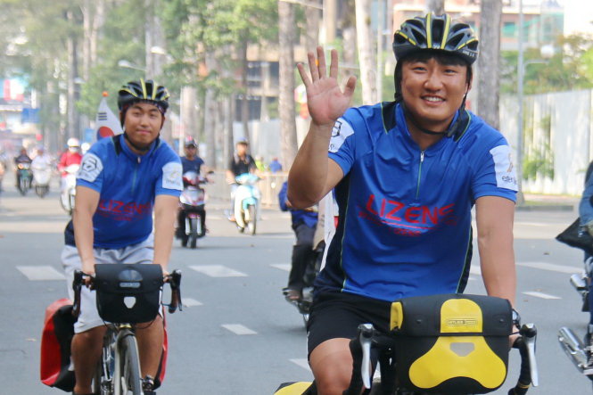 Korean students cycle across Vietnam to apologize for war crimes