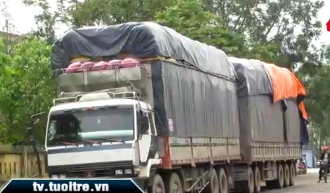 Laotian truck destroys welcome gate in central Vietnam