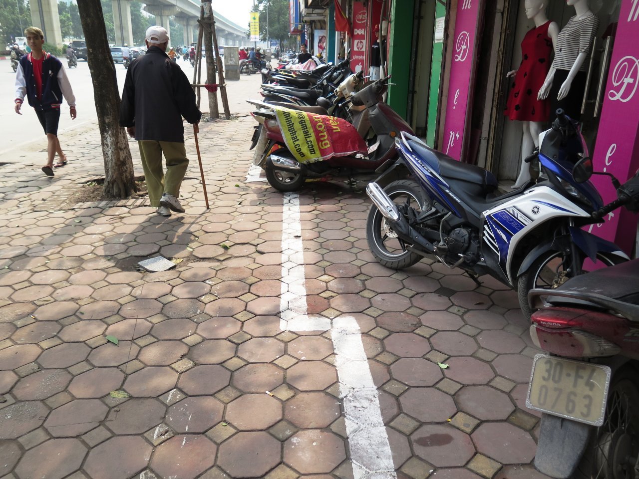Zigzag sidewalk separation lines create confusion in Hanoi