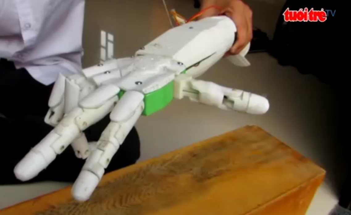 Affordable robotic arm created by Vietnamese 11th grader