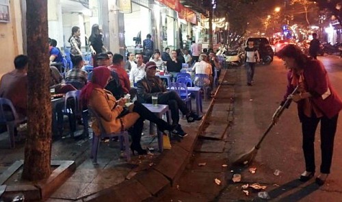 Nearly 90% of sidewalk-blocking beer bars in Hanoi backed by police: chairman