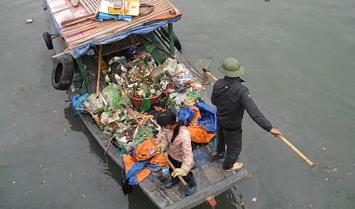 Two tons of trash collected from Ha Long Bay’s shores daily