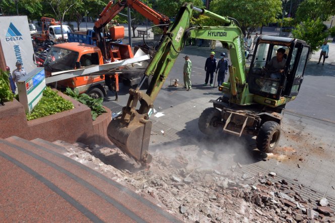 Steps of state-owned building destroyed in Saigon’s ‘sidewalk reclamation’ campaign