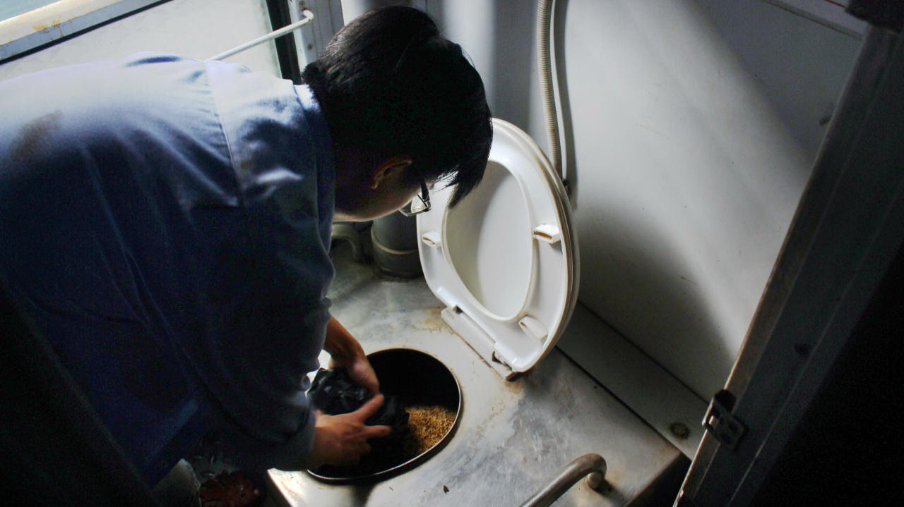 Japan-made bio-toilets confuse Vietnamese train operators