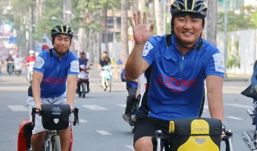 Korean students cycle across Vietnam to apologize for war crimes
