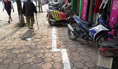 Zigzag sidewalk separation lines create confusion in Hanoi