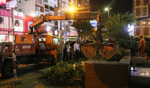 Starbucks, New World Saigon Hotel latest offenders in ongoing ‘sidewalk clearing’ battle