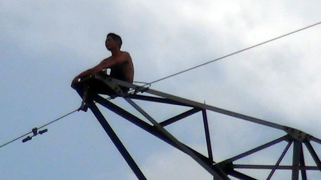 Vietnamese authorities disconnect power supply to IPs to rescue man climbing electricity pole
