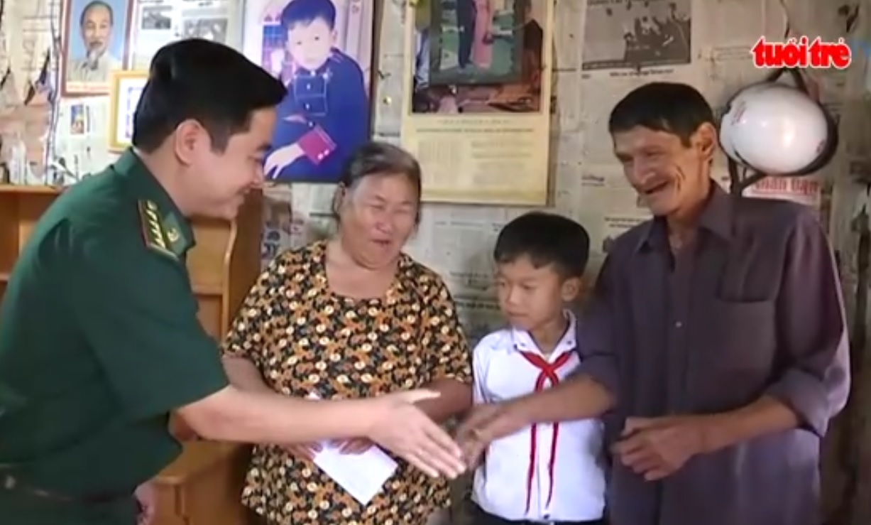 Vietnamese soldiers sponsor underprivileged Cambodian children