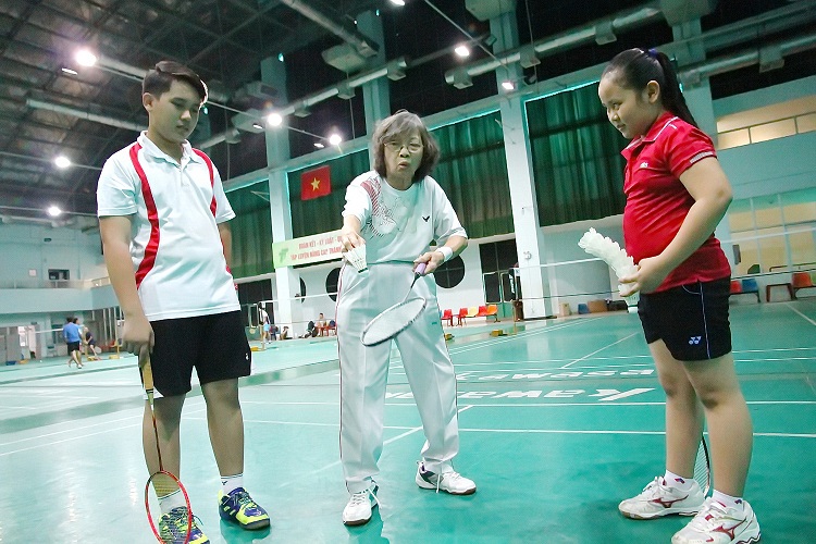 76-year-old Vietnamese coach devotes life to badminton