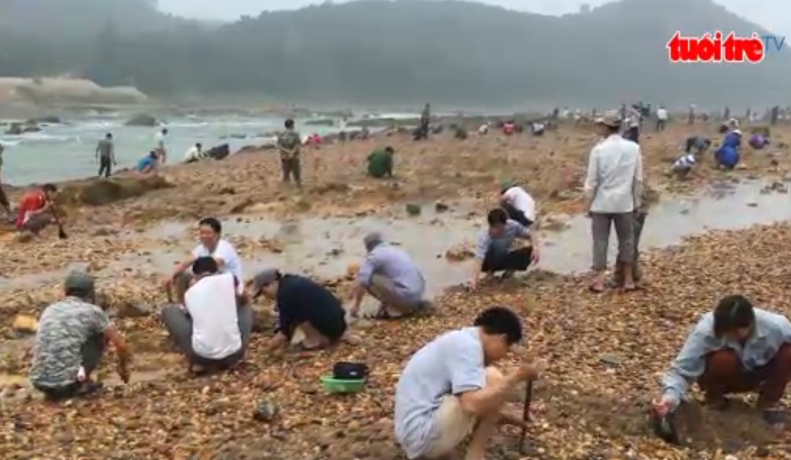 People flock to Chay River to hunt for precious stones