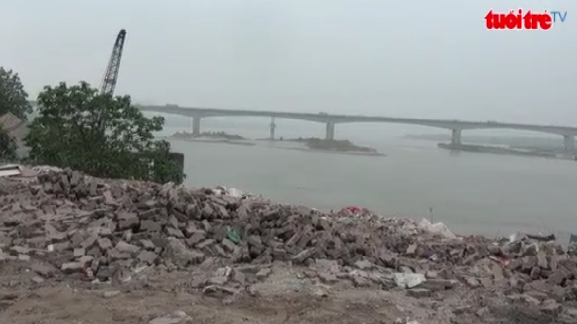 Illegal dumping takes place along Red River in Hanoi