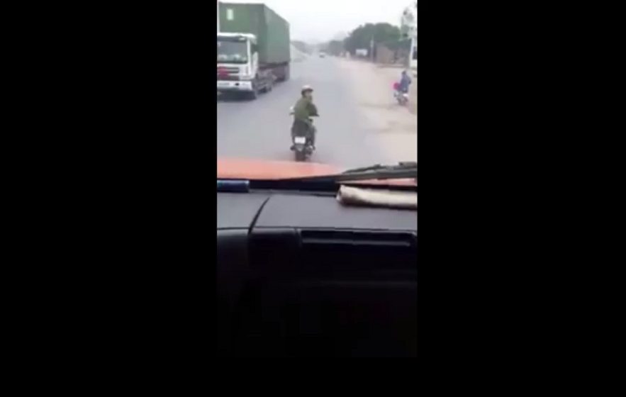 Vietnamese police officer suspended for using phone while driving
