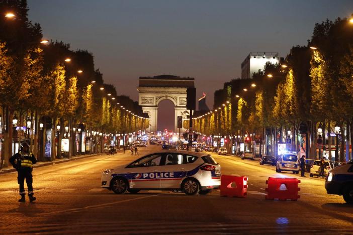 Islamic State claims Paris shooting, one policeman killed