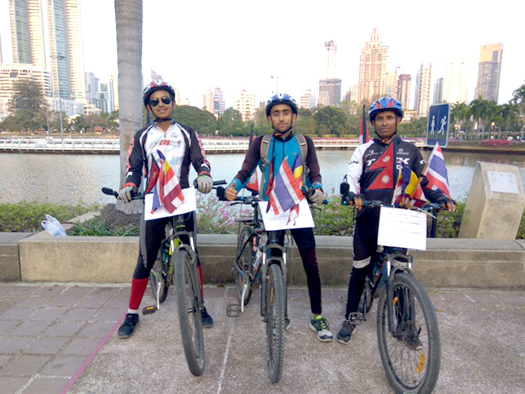 Three Nepali cyclists on green tour arrive in Ho Chi Minh City