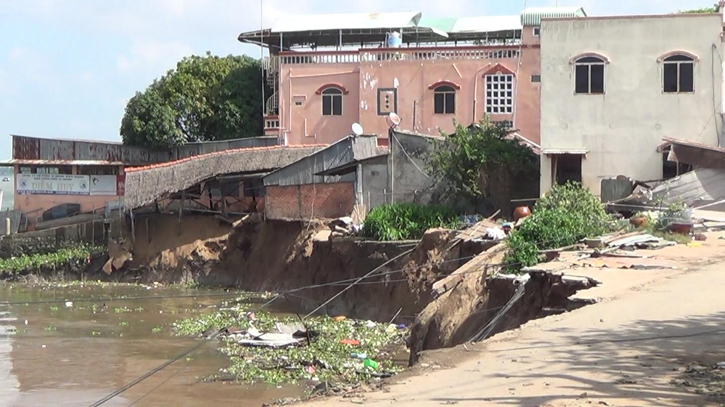 Riverbank collapses, sinking 16 houses in southern Vietnam (video)