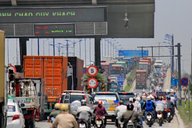 Drivers bemoan confusing toll booth rules in Ho Chi Minh City
