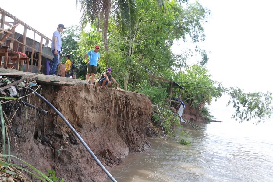 Riverbank subsidence scares Mekong Delta residents