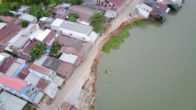 Vietnam province requests relocation of 20,000 houses over riverbank collapse