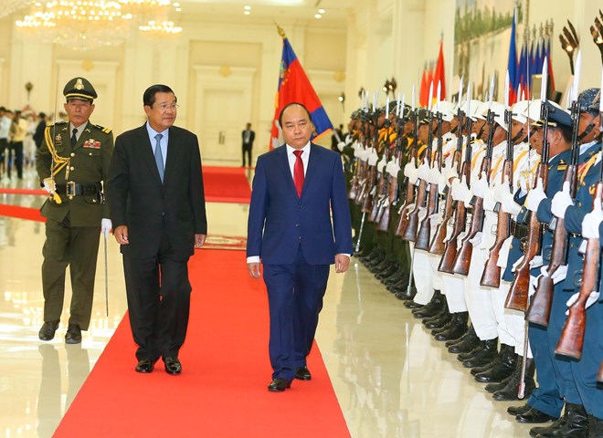 Vietnamese, Cambodian premiers discuss enhancement of bilateral ties