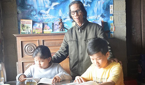 Old farmers open free libraries for villagers in central Vietnam