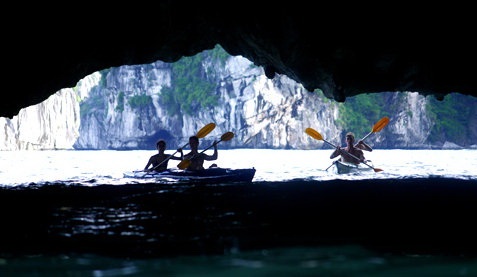 Ban on kayaking service in Ha Long Bay overturned