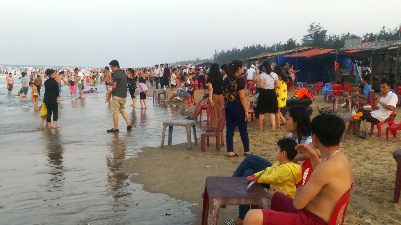 Tourists flocked to central Vietnam beaches for national holiday
