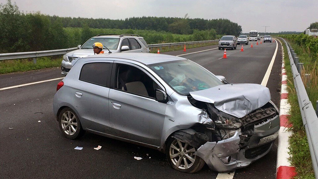 Six in hospital after two accidents on expressway near Ho Chi Minh City