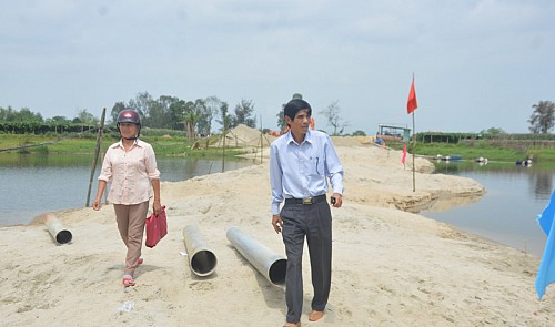 Villagers contribute land for bridge construction in central Vietnam